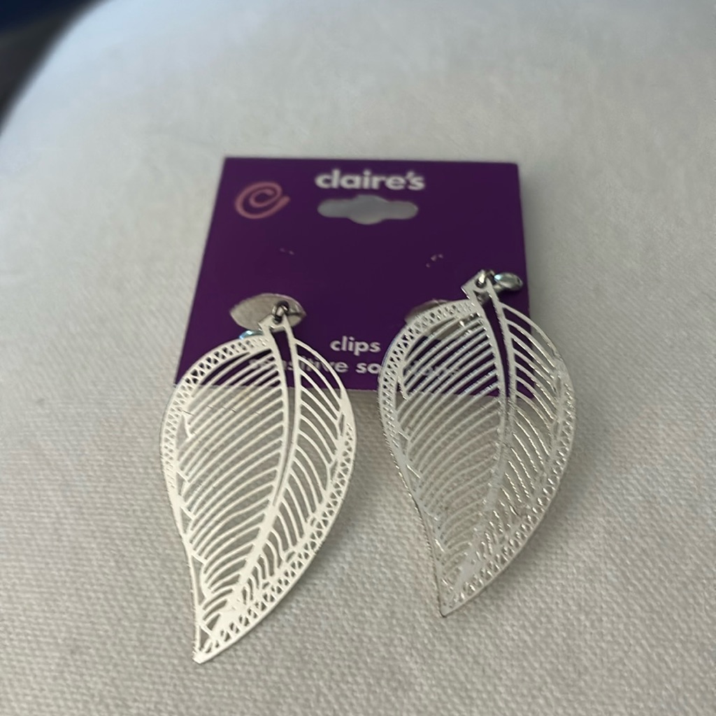 Nwt Claire’s Silver Tone Clip Earrings In Leaf Pattern 3 Inch Drop